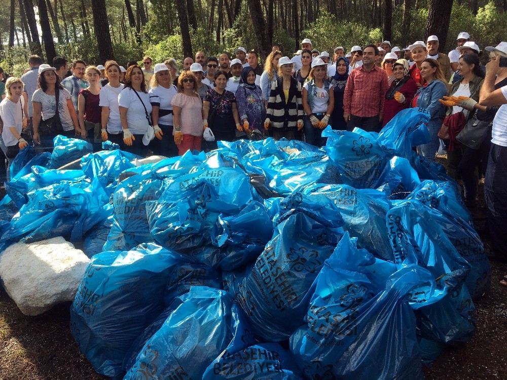 Ataşehirde Dakikalar İçerisinde Tonlarca Çöp Toplandı