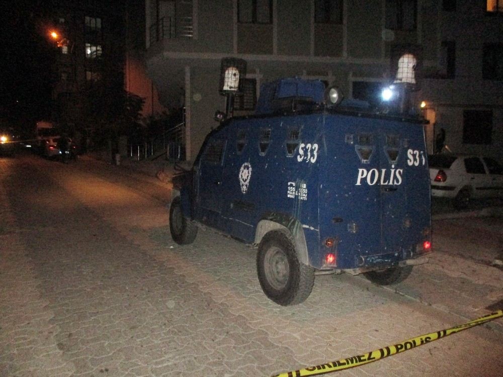 Ataşehirde El Bombasına Benzer Cisim Polisi Alarma Geçirdi