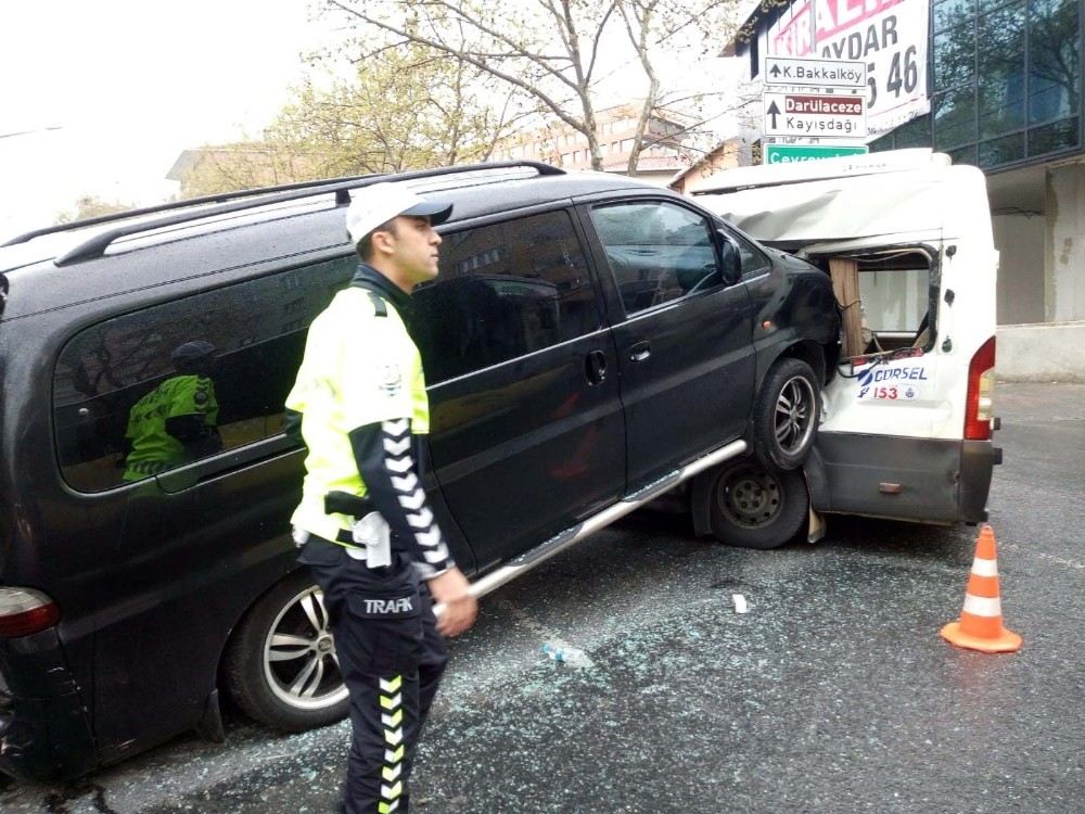 Ataşehirde Minibüsün Servis Aracına Adeta Ok Gibi Saplandığı Kaza Kamerada