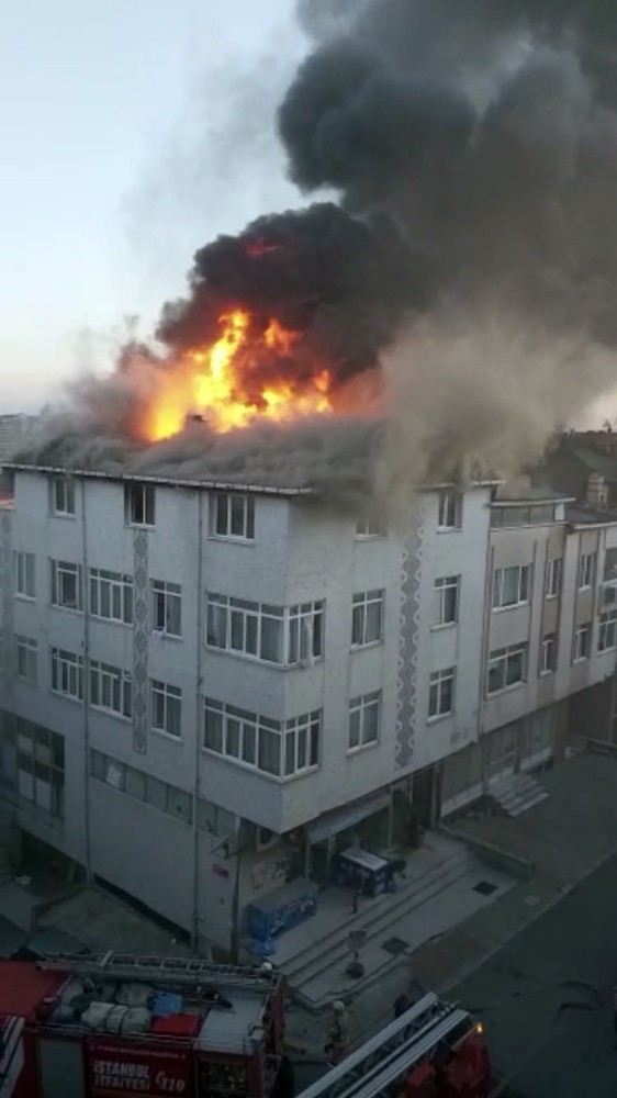 Ataşehirde  Apartmanın Çatısında Yangın