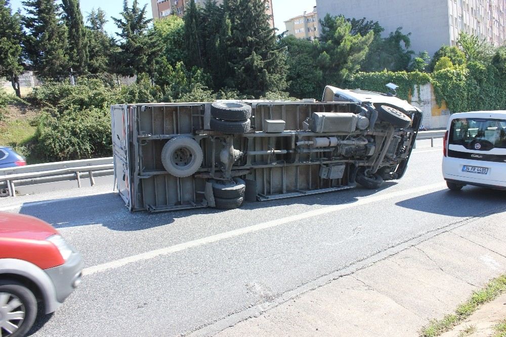 Virajı Alamayan Kamyon Devrildi 1 Yaralı