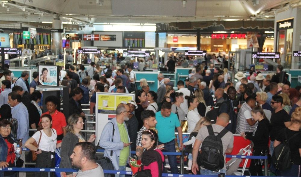 Atatürk Havalimanında 1 Mayıs Yoğunluğu