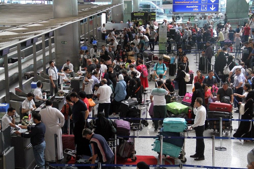 Atatürk Havalimanında Bayram Yoğunluğu Sürüyor