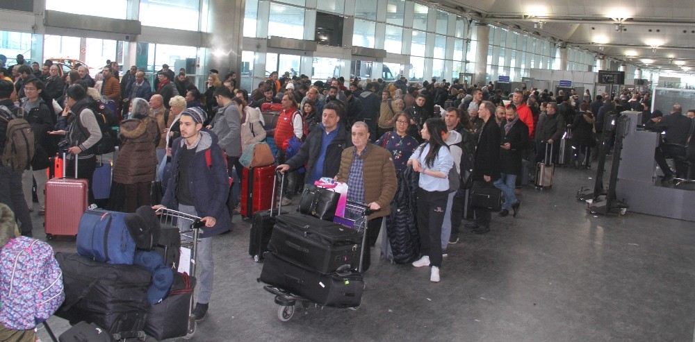 Atatürk Havalimanında Dönüş Kuyruğu Terminal Dışına Taştı