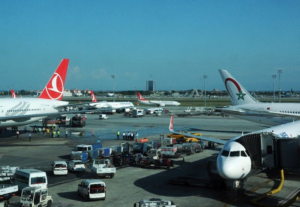 Atatürk Havalimanında İki Uçak Çarpıştı
