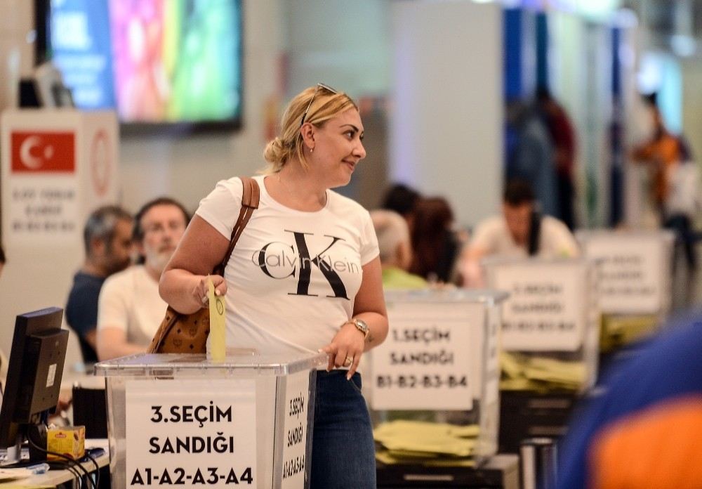 Atatürk Havalimanında Oy Kullanma İşlemi Devam Ediyor