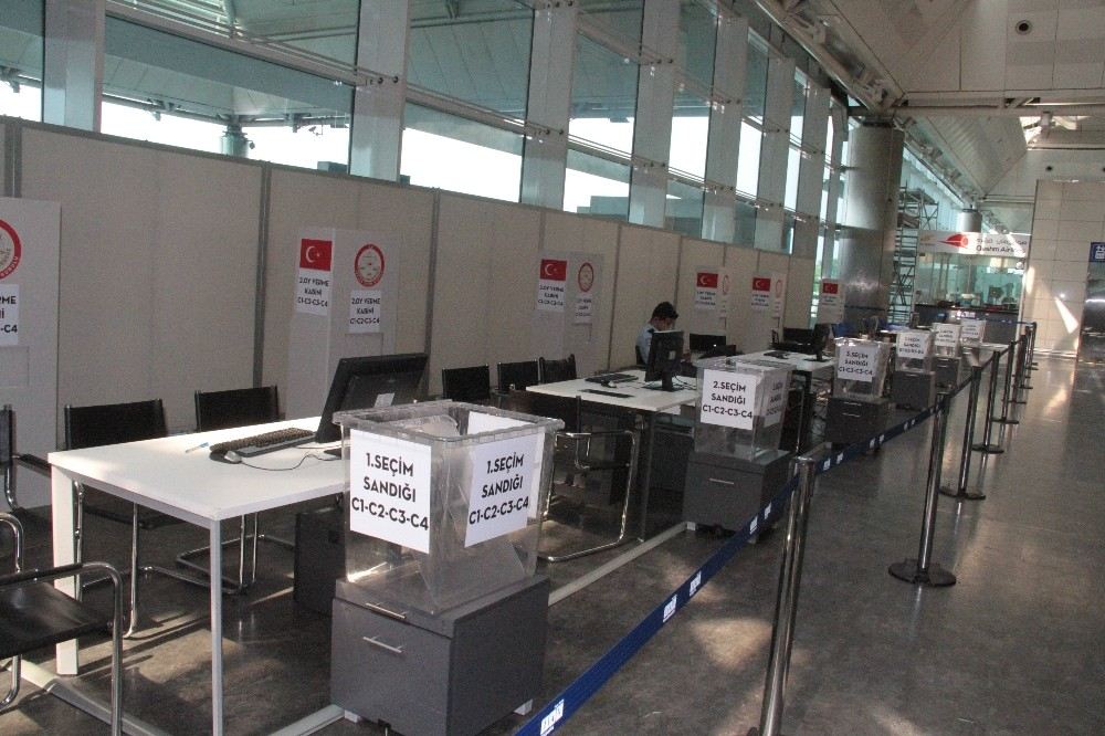 Atatürk Havalimanında Oy Sandıkları Yerleştirildi
