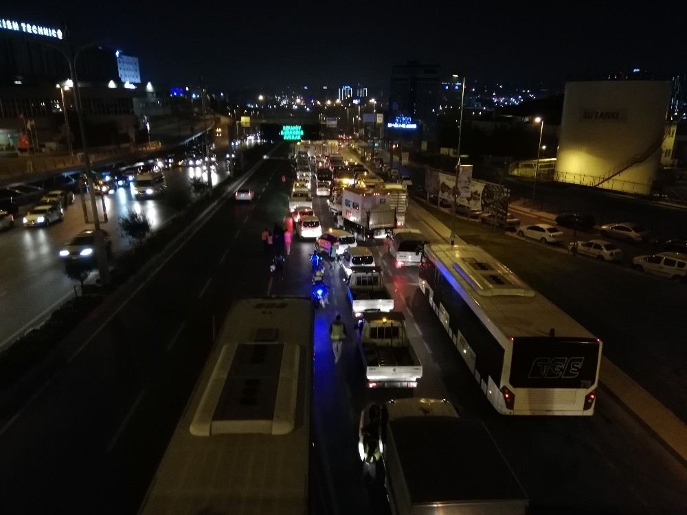 Atatürk Havalimanından Çıkan Araçlar Konvoylar Halinde İstanbul Havalimanına Gidiyor