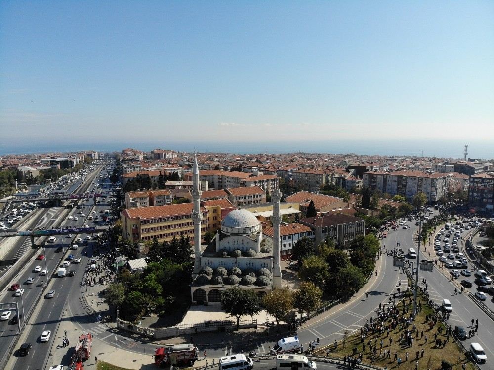 Avcılarda Bir Kısmı Yıkılan Minarenin En Kazı Kaldırıldı