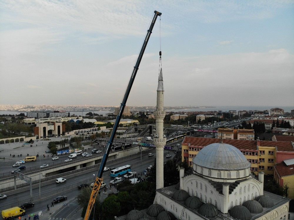 Avcılarda Depremde Zarar Gören Caminin İkinci Minaresinin Sökümü Başladı