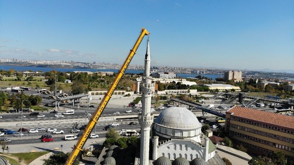 Avcılarda Hasarlı Minarenin Sökülme Anı Drone İle Havadan Görüntülendi