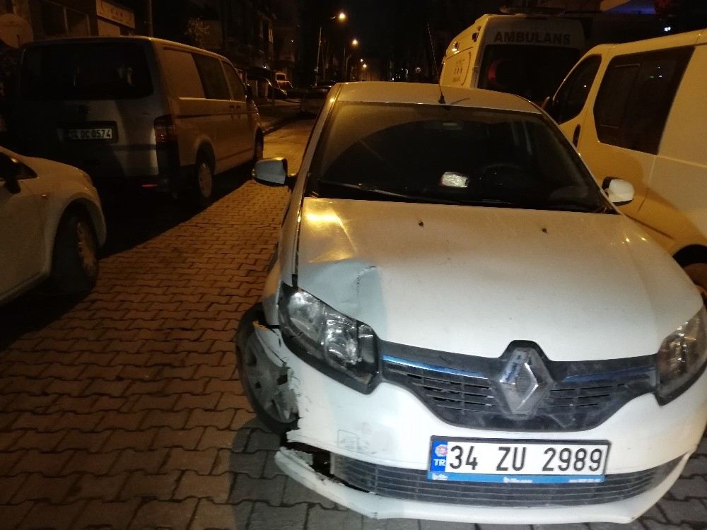 Avcılarda Kaza Yapan Motosiklet Yandı, Park Halindeki 2 Araç Küle Döndü