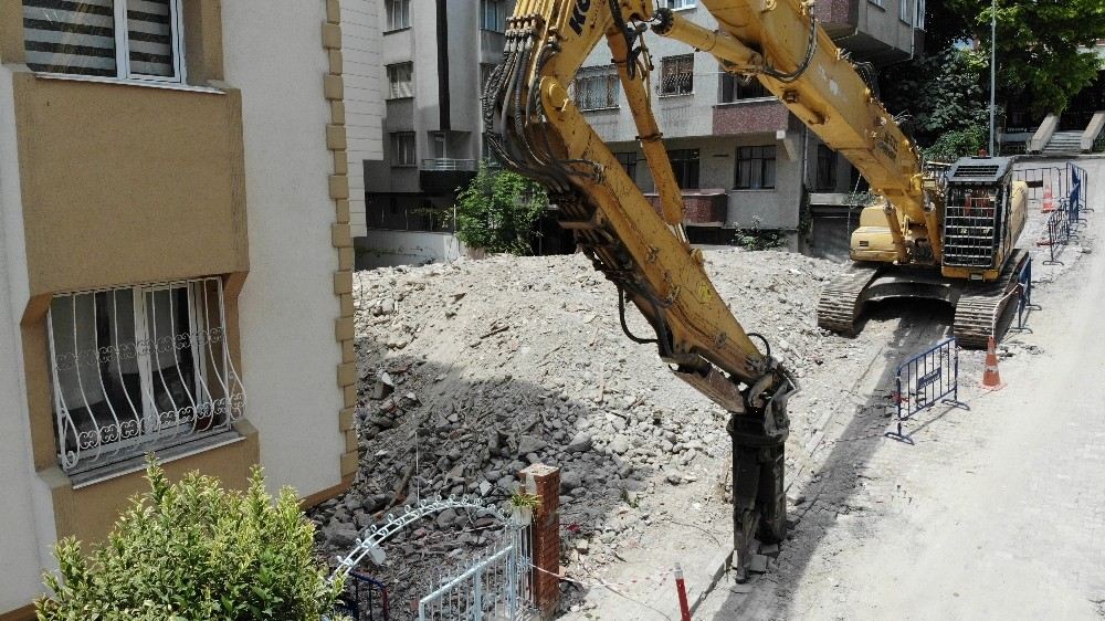 Avcılarda Tahliye Edilen Binanın Yıkımı Gerçekleştirildi