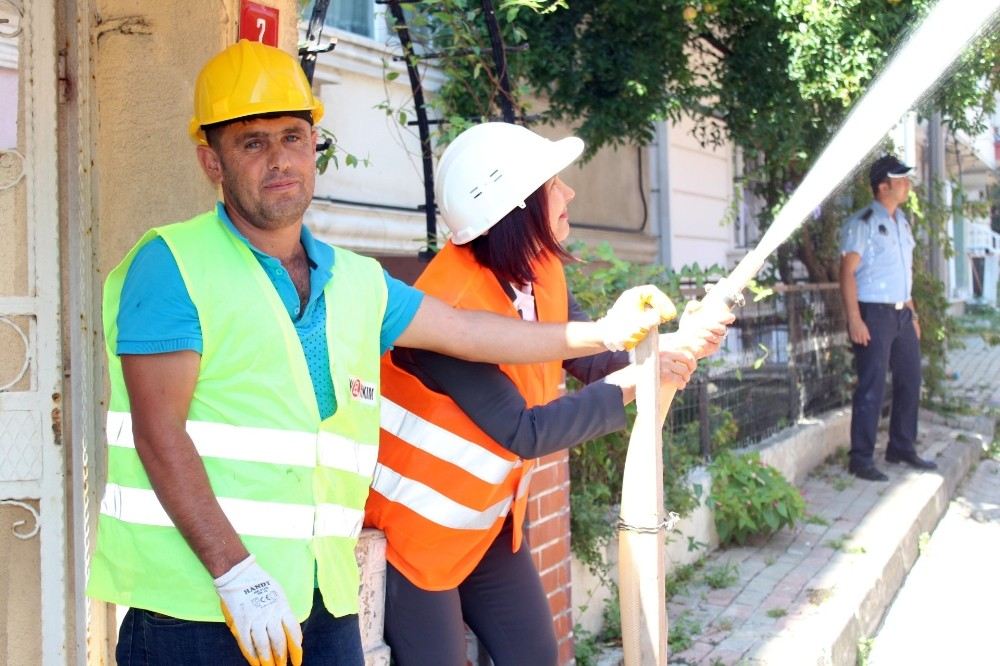 Avcılarda Yerinde Kentsel Dönüşüm Kapsamında 4 Katlı Binanın Yıkımı Gerçekleşti