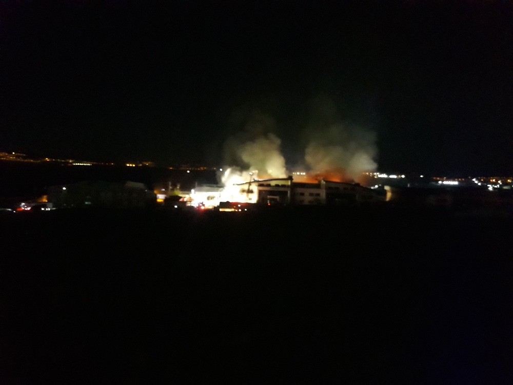 Avnavutköydeki Fabrika Yangını Kontrol Altına Alındı