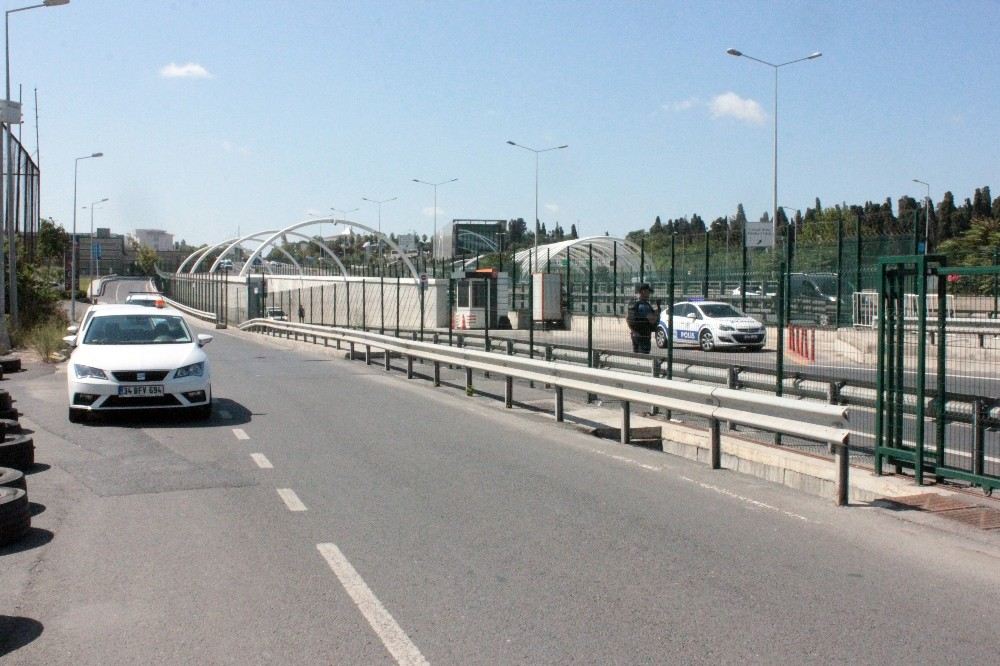 Avrasya Tünelinde Kontrolden Çıkan Lüks Cip Yan Yattı