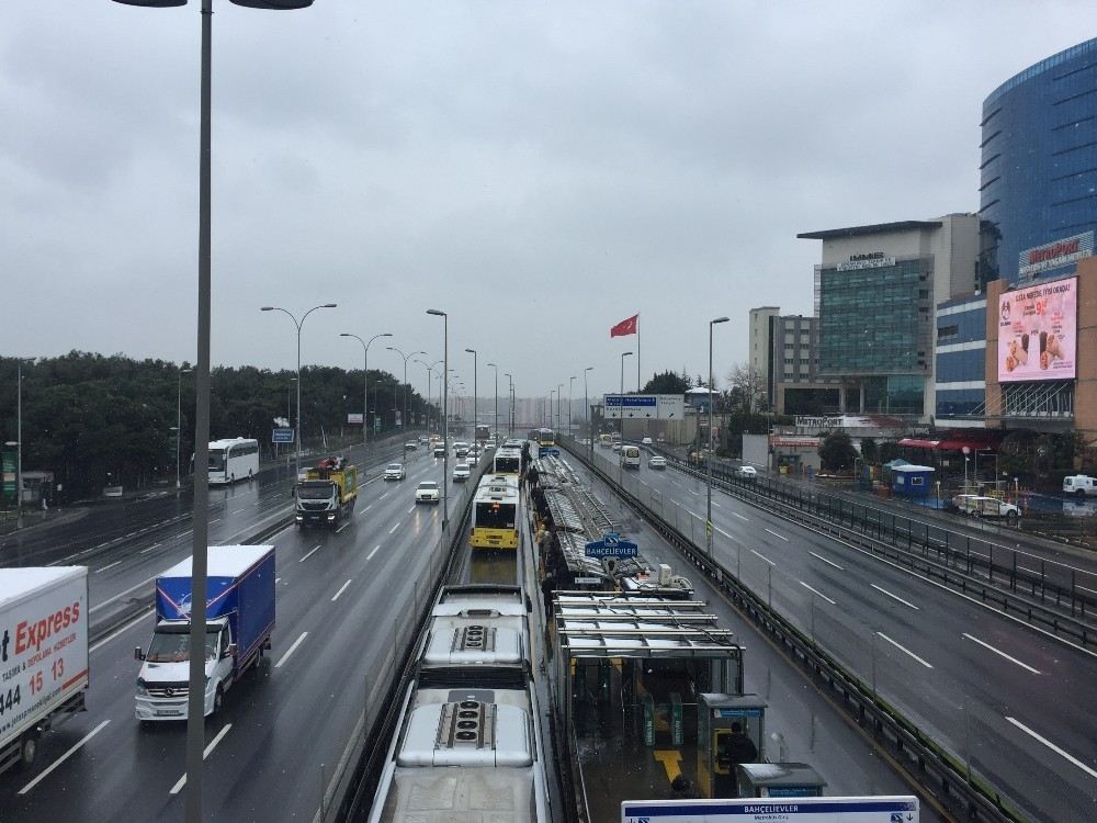 Bahçelievlerde Metrobüs Kazası: 3 Yaralı