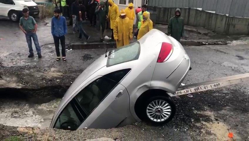 Bahçelievlerde Yağış Nedeniyle Yol Çöktü