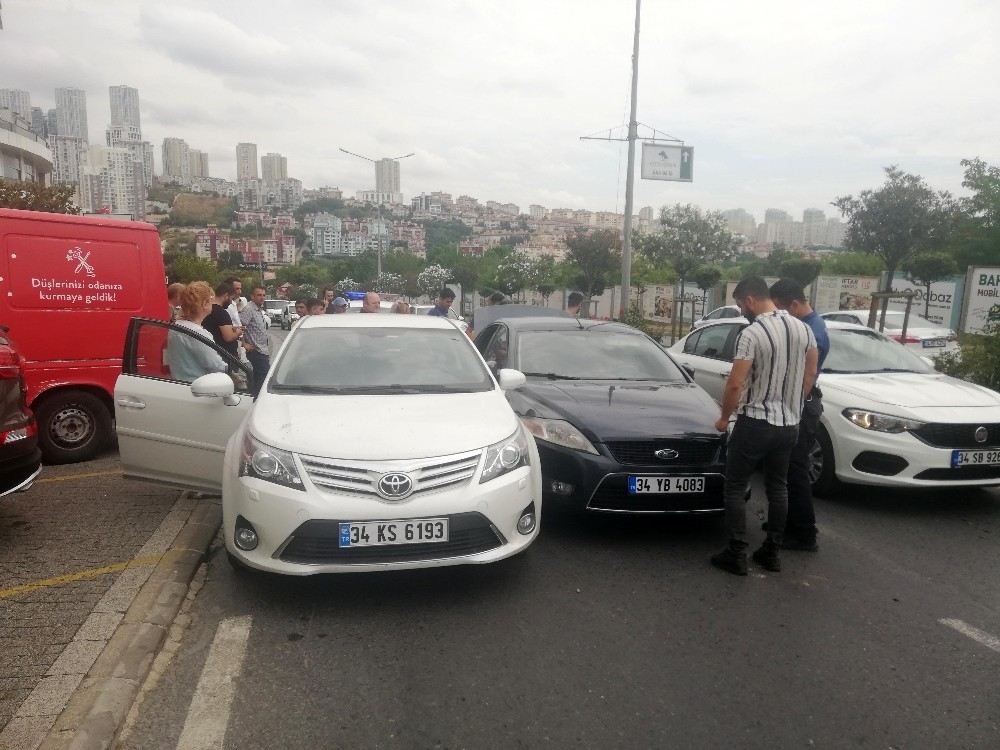 Bahçeşehirde Banka Çıkışı Kadına Kapkaç Dehşeti