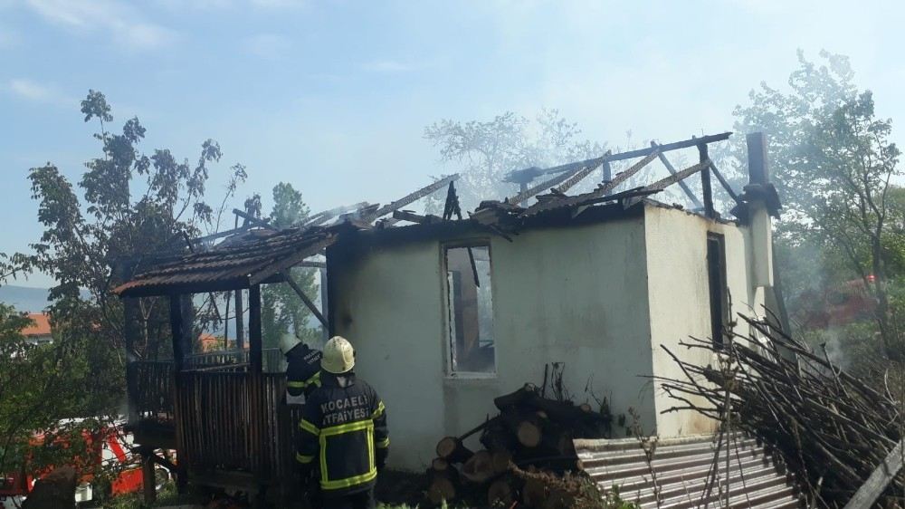 Bahçesinde Yaktığı Çöp, Bağ Evini Küle Çevirdi
