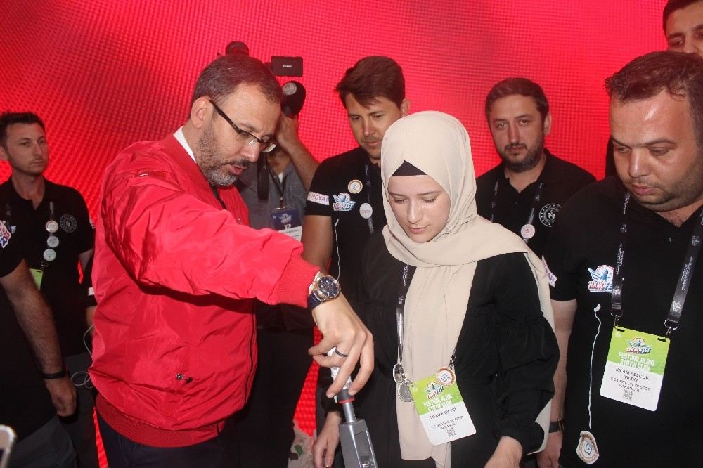 Bakan Kasapoğlu Teknofestte Gençlerle Bir Araya Geldi