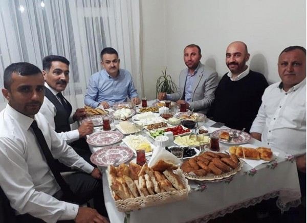 Bakan Pakdemirli Muhtarlarla Sahur Yaptı