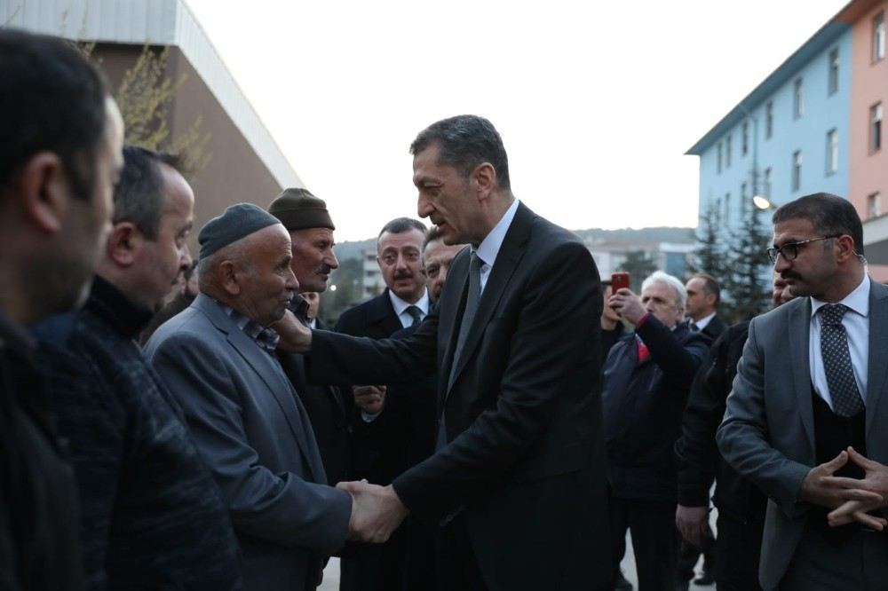 Bakan Selçuktan Öldürülen Müdür Yardımcısının Ailesine Taziye Ziyareti