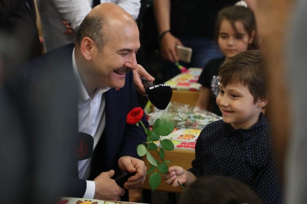 Bakan Süleyman Soylu, Okuduğu İlkokulda Öğrencilere Karne Dağıttı