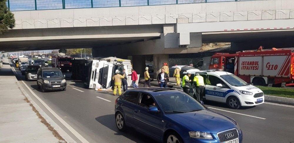 Bakırköyde İçerisinde Lüks Araçların Bulunduğu Tır Devrildi