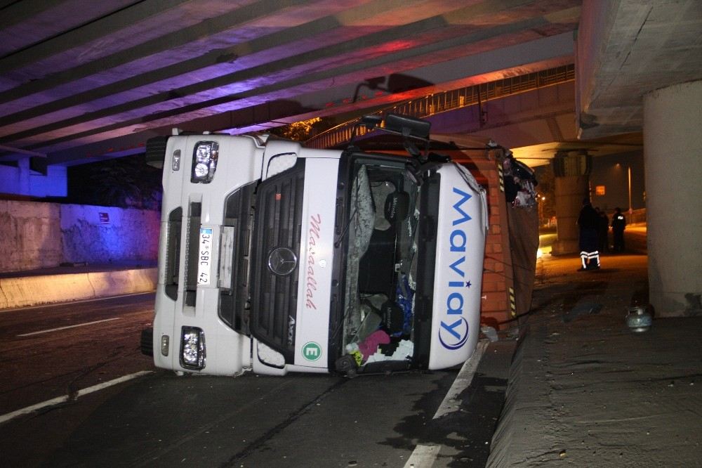 Bakırköyde Üst Geçide Çarpan Tır Yola Devrildi