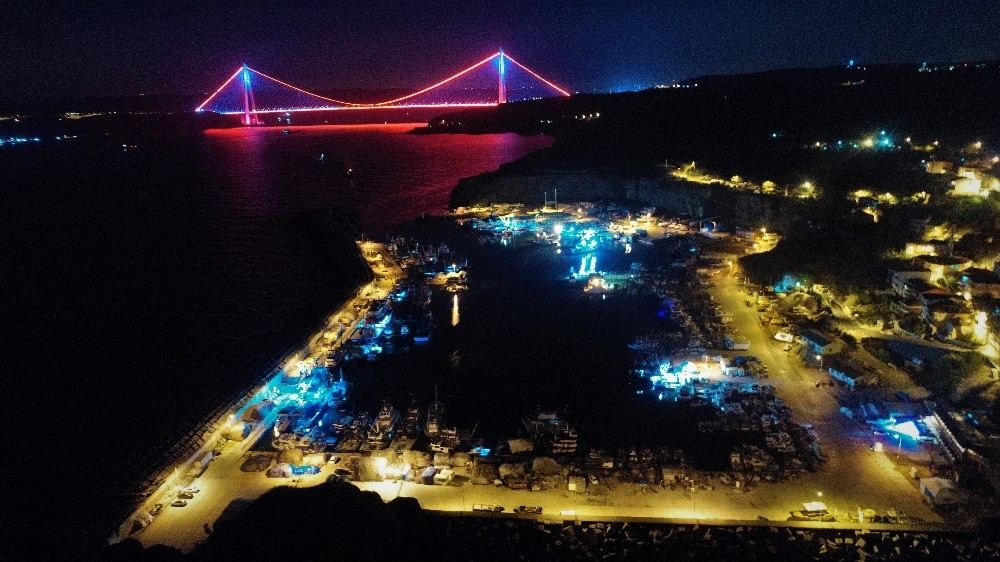 Balıkçı Tekneleri, İstanbul Boğazının Eşsiz Gece Manzarasıyla Birleşti