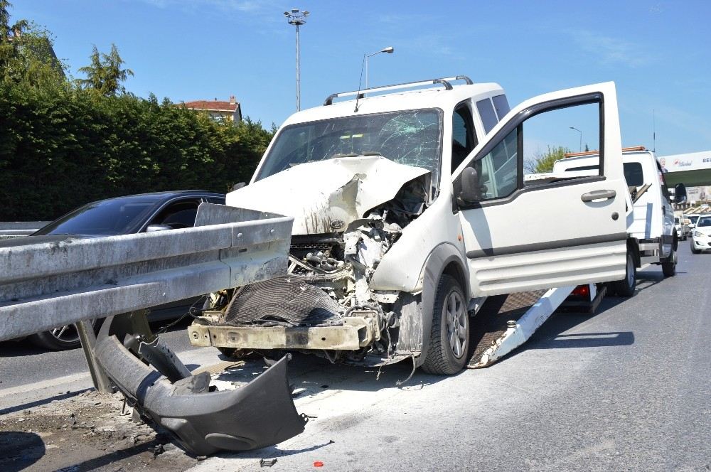 Bariyerlerin Ok Gibi Saplandığı Araçtan Yaralı Olarak Kurtuldu