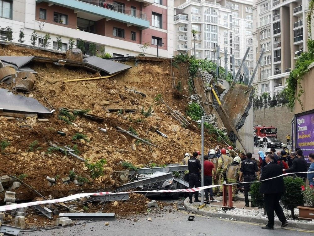 Başakşehirde Bir Sitenin İstinat Duvarı Çöktü