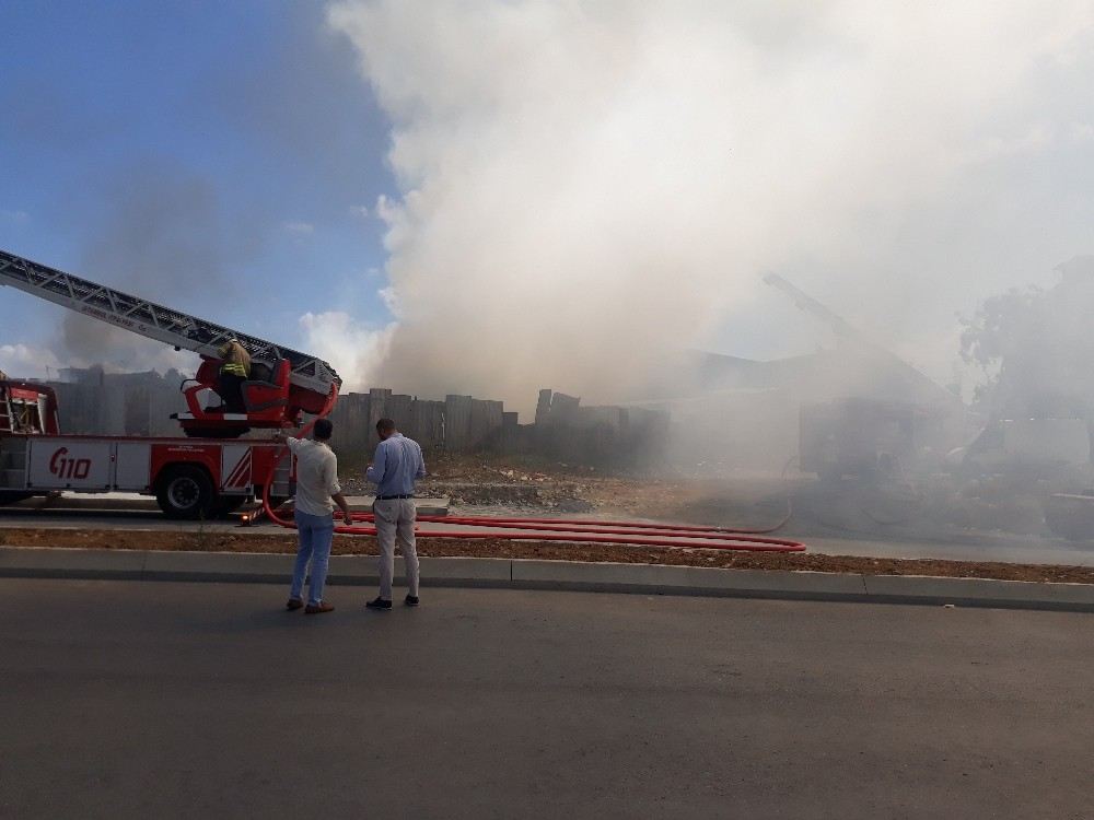 Başakşehirde Hurdalık Yangını Havadan Görüntülendi