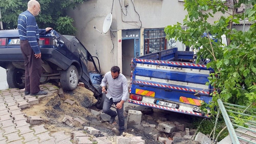 Başakşehirde Vinç Yüklü Kamyonet Bir Evin Bahçesine Uçtu