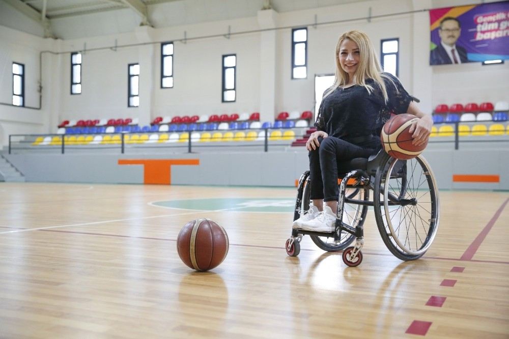 Başakşehirli Latife Selin Şahin, Avrupada Forma Giyecek İlk Türk Kadın Basketbolcu Oldu