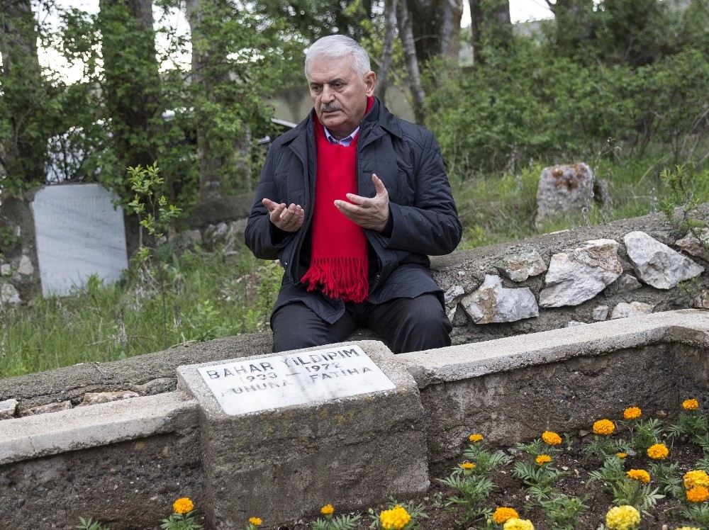 Başbakan Binali Yıldırım, Annesinin Mezarını Ziyaret Etti