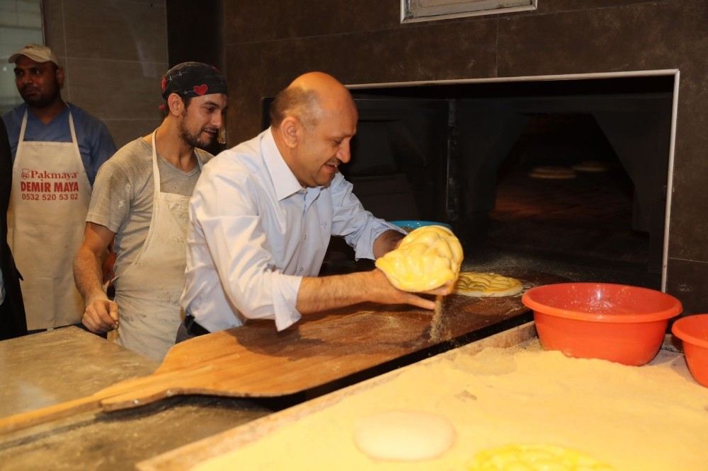 Başbakan Yardımcısı Işık, Ramazan Pidesi Yaptı