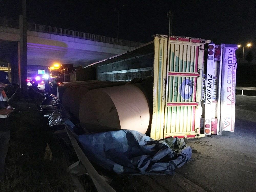 Basın Ekspres Yolunda Rulo Kağıt Yüklü Tır Devrildi: 2 Yaralı