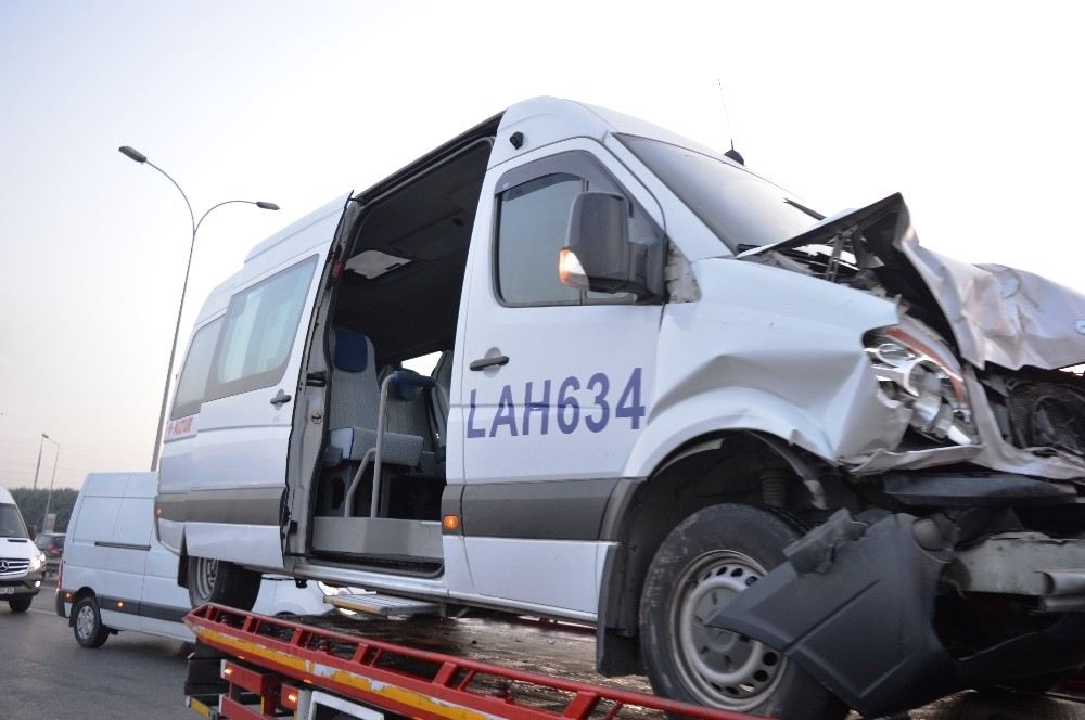Basın Ekspres Yolunda Servis Aracı Otomobile Çarptı: 1 Ağır Yaralı