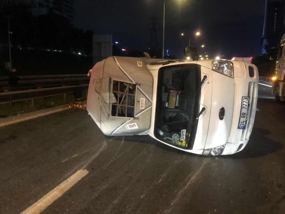 Basın Ekspresste Sebze Yüklü Kamyonet Yola Devrildi: 2 Yaralı