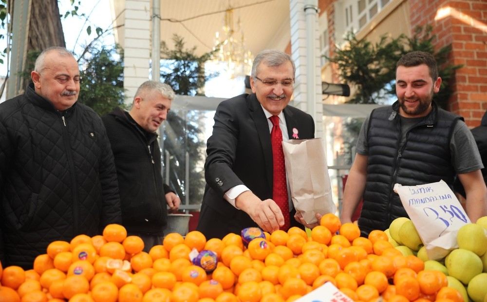 Başkan Adayı Aydın Pazarda Tezgahın Arkasına Geçerek Mandalina Sattı