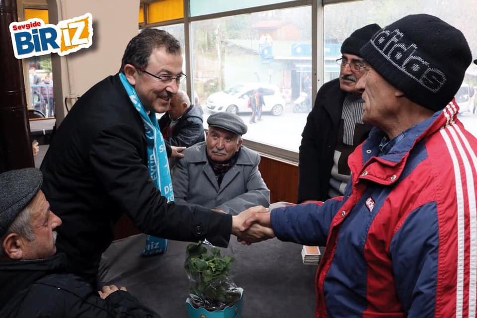 Başkan Adayı Deniz Köken Sevgi Yürüyüşünde Vatandaşlara Çiçek Dağıttı