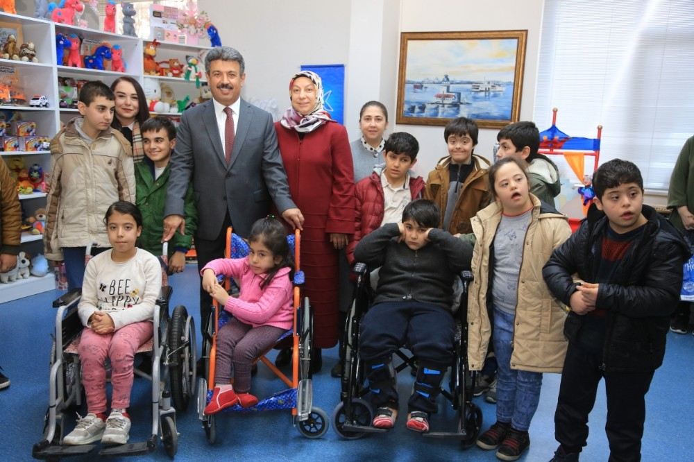 Başkan Karadeniz Engelli Miniklerle Yemekte Buluştu
