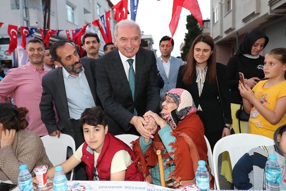 Başkan Uysal Ataşehirlilerle Sokak İftarında Buluştu