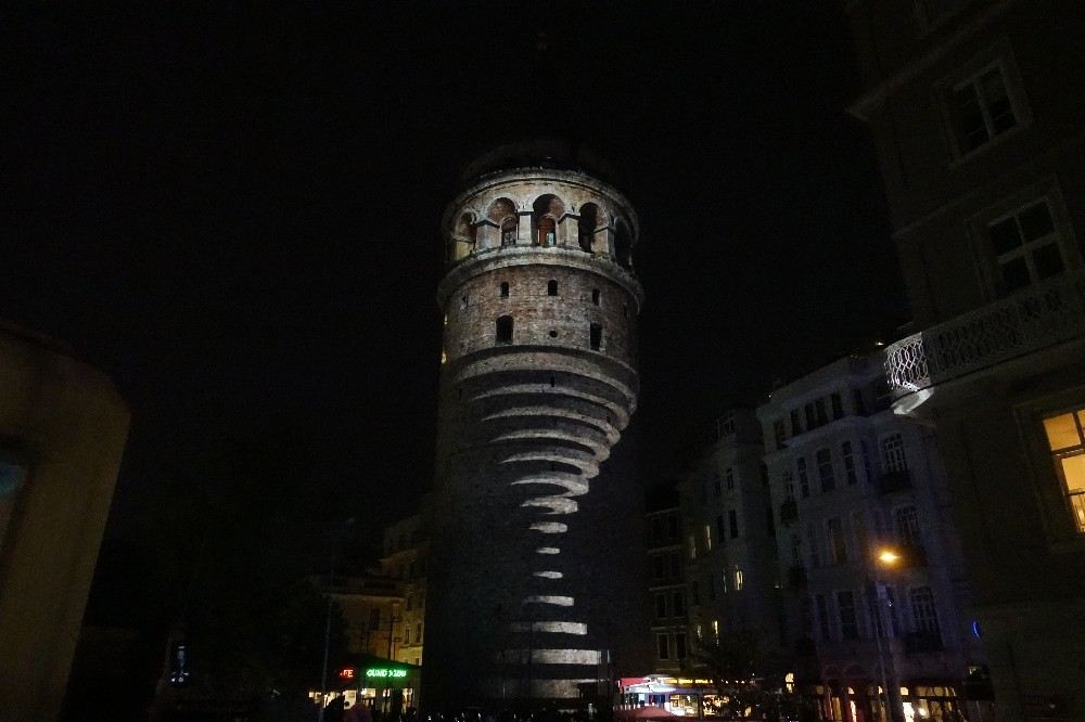 Başkan Uysal, Galata Kulesindeki Video Mapping Gösterisini Gençlerle İzledi