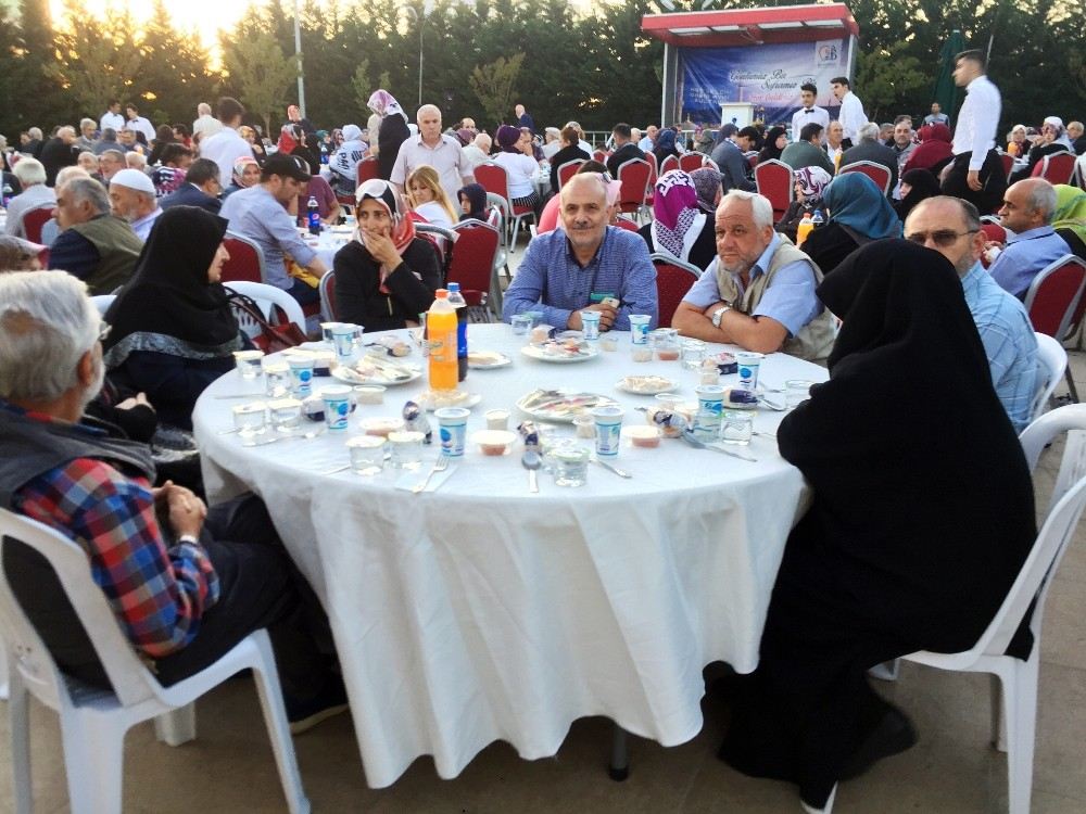 Bayrampaşa Gazi Ve Şehit Ailelerini İftarda Ağırladı