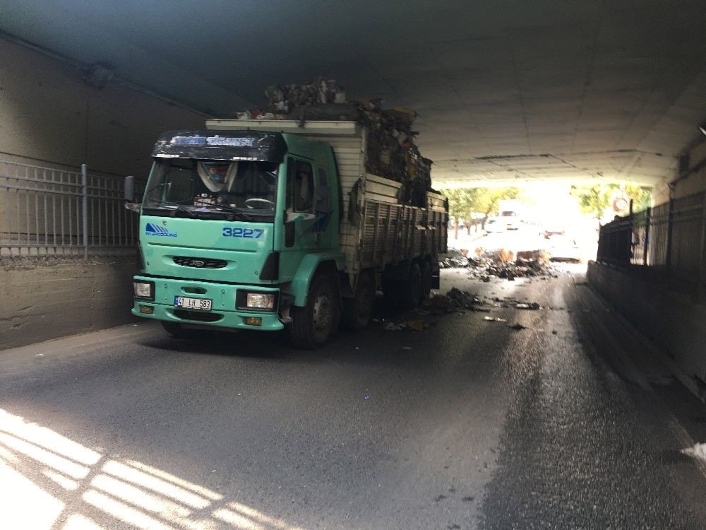 Bayrampaşada Aşırı Yüklü Kamyon Alt Geçide Takıldı