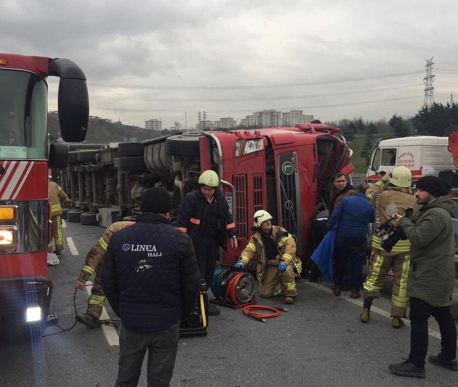 Bayrampaşada Et Yüklü Tır Devrildi: 2 Yaralı