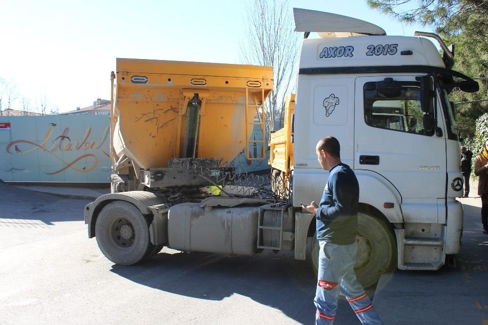 Bebekte Arızalanan Tır Yolun Ortasında Kaldı